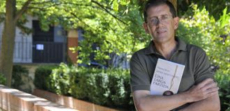 El segoviano Javier Sanz Casado posa con uno de los ejemplares de su primera novela