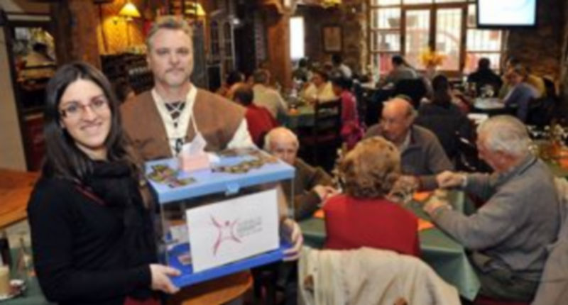 Dos de los organizadores de la iniciativa sostienen una urna