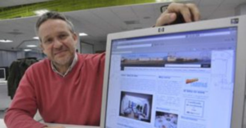 Luis Ángel Sanz muestra la página web de su negocio que puso en marcha hace seis años y que ha ampliado posteriormente con un restaurante. / Juan Martín