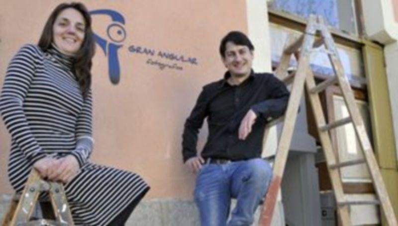 Mentxu y Ricardo en la fachada de su nuevo negocio