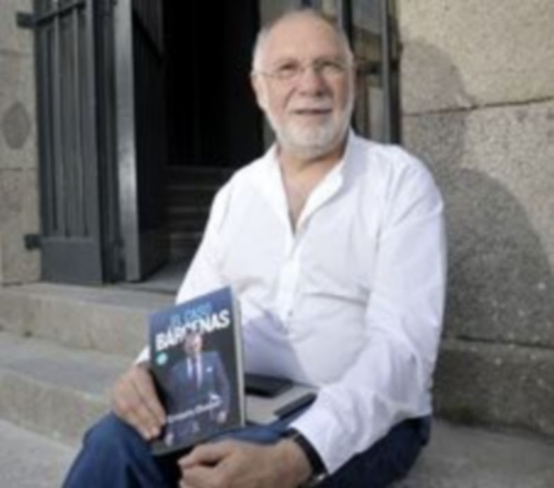 El periodista Ernesto Ekaizer posa a las puertas de la antigua cárcel con su libro ‘El caso Bárcenas’. / Juan Martín