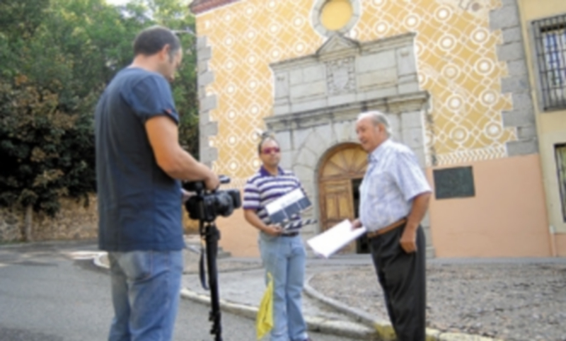 El equipo de rodaje del documental graba la magnífica fachada del edificio en una de las sesiones de trabajo realizadas esta semana. / Elena Peña