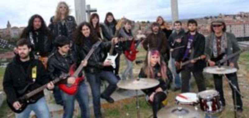 Representantes de varios grupos segovianos posan en los Altos de La Piedad en la grabación del  video musical que se exhibirá próximamente. / Ical