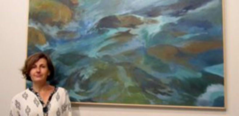 Marta García Sanz junto a su obra en el zaguán de la Diputación./ Tamara Gil