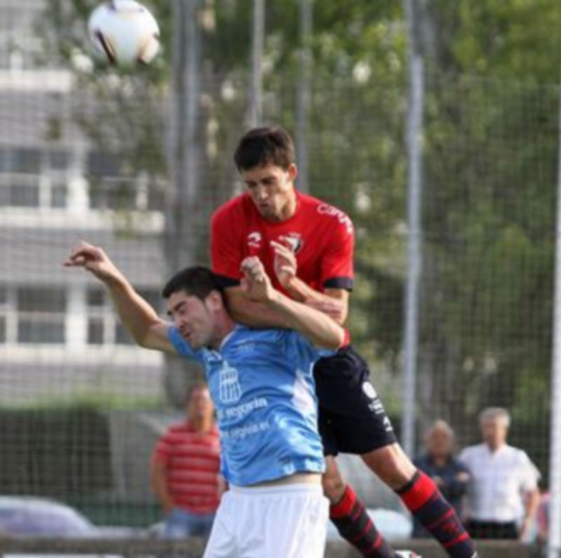Un defensor del Osasuna B se adelanta a Terleira en su salto durante el encuentro disputado en El Tajonar. / Unai Beroiz.
