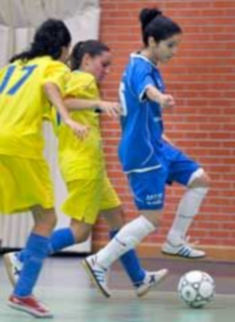 La segoviana Rocío escapa de una rival del Ciudad de Alcorcón B con el balón controlado. / Alberto Benavente