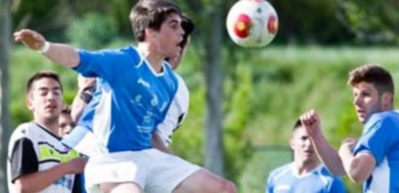 Kike salta para despejar un balón en un momento del encuentro jugado ante el Beroil Bupolsa. / Ángela Ayala