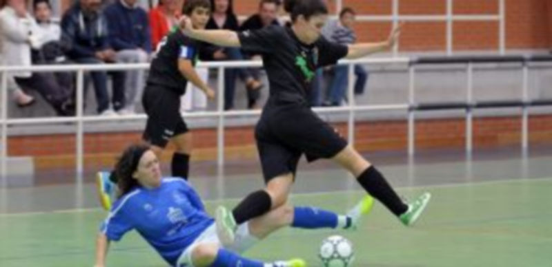 Una jugadora segoviana intenta quitarle el balón a una leonesa. / Juan Martín