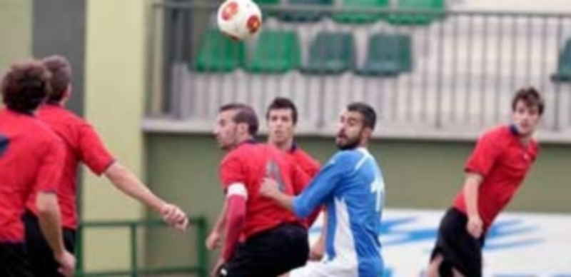 Varios jugadores del Club Deportivo La Granja rodean a Alex en la disputa de un balón aéreo durante el partido de ida jugado en el campo de La Albuera. / Juan Martín