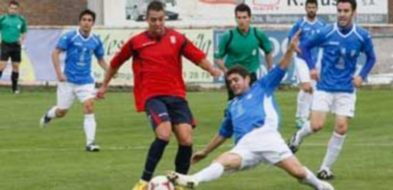 El central segoviano Laruso se estira para llegar a la pelota durante el partido de la primera vuelta en Ávila. / diario de ávila