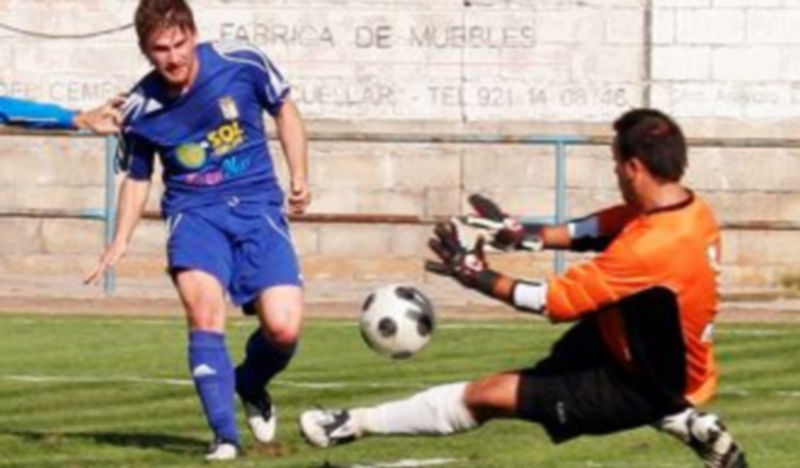 Juli intenta batir al portero del Unami en el partido de la primera vuelta. /G. Gómez