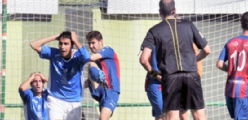 Los jugadores del Unami se echan las manos a la cabeza tras el penalti no señalado sobre Juanlu. / Kamarero