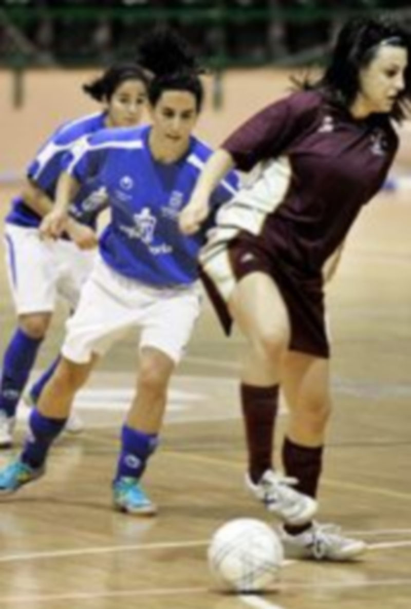 Las jugadoras del Unami defienden una acción en el pivote. /Kamarero