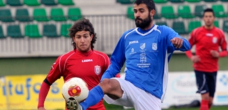 Alex controla la pelota en presencia del jugador del Real Ávila