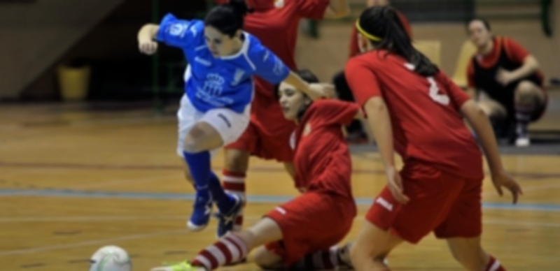 Laura Llorente superar la entrada de una jugadora del Casar de Cáceres. / Kamarero