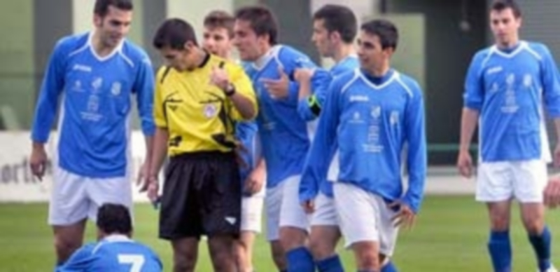 Los jugadores del Unami rodean al árbitro en uno de los encuentros jugados en La Albuera. / Kamarero