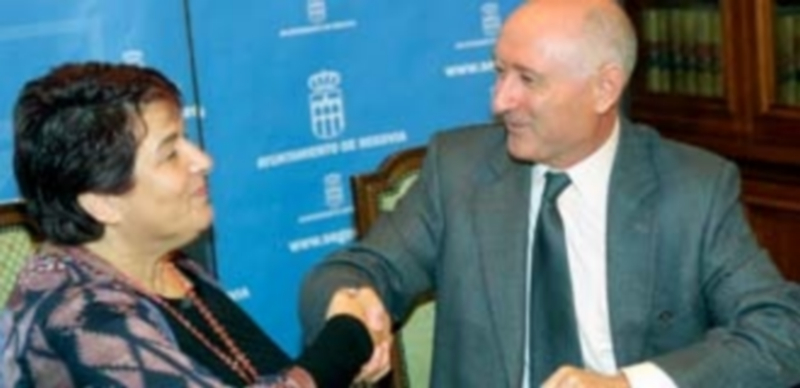 Clara Luquero y Francisco Andray se dan la mano tras la firma del convenio entre el Unami CP y el Ayuntamiento. / Kamarero