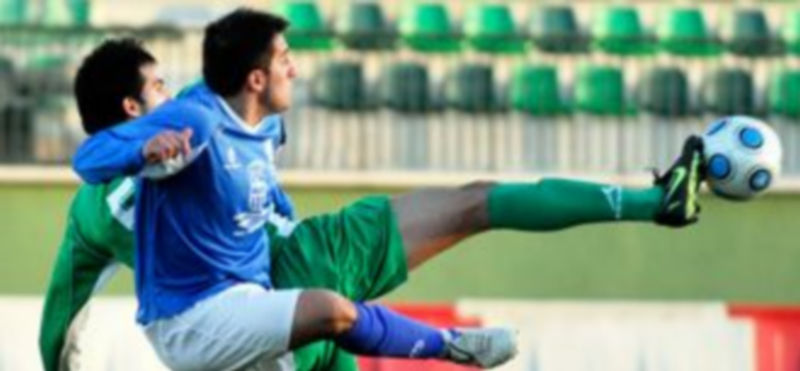 El defensa soriano Rubas levanta la pierna para quitarle un balón al segoviano Juanlu./ KAMARERO