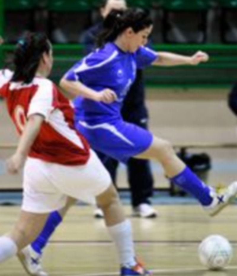 Guti trata de que el balón no se la escape./ Kamarero