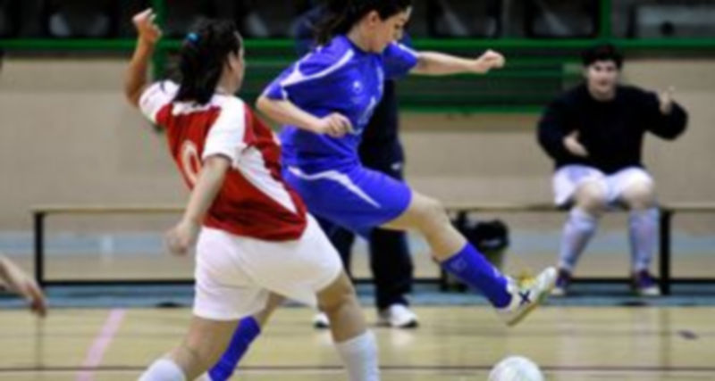 Guti corre con el balón controlado durante un partido anterior. / Kamarero