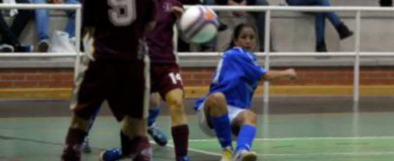 Guti intenta el lanzamiento a portería en una de las muchas acciones de ataque segovianas. / Kamarero