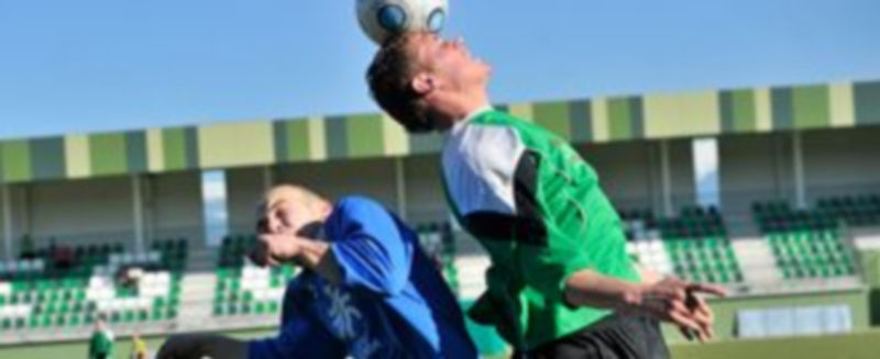 Un jugador del Villamuriel gana un balón por alto al segoviano Carlos. / Kamarero