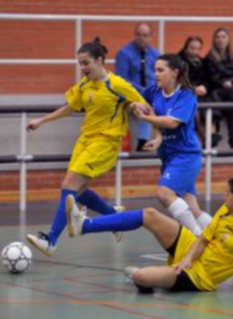 Cristina de la Fuente intenta frenar el avance de una rival. / KAMARERO