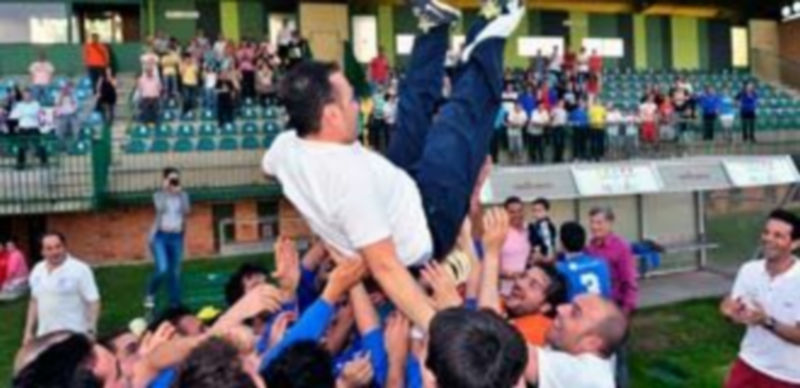 La plantilla del Unami mantea a su técnico