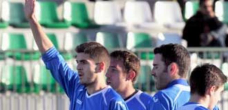 Laruso –con el brazo levantado– es duda para el partido de hoy en Astorga. / K.