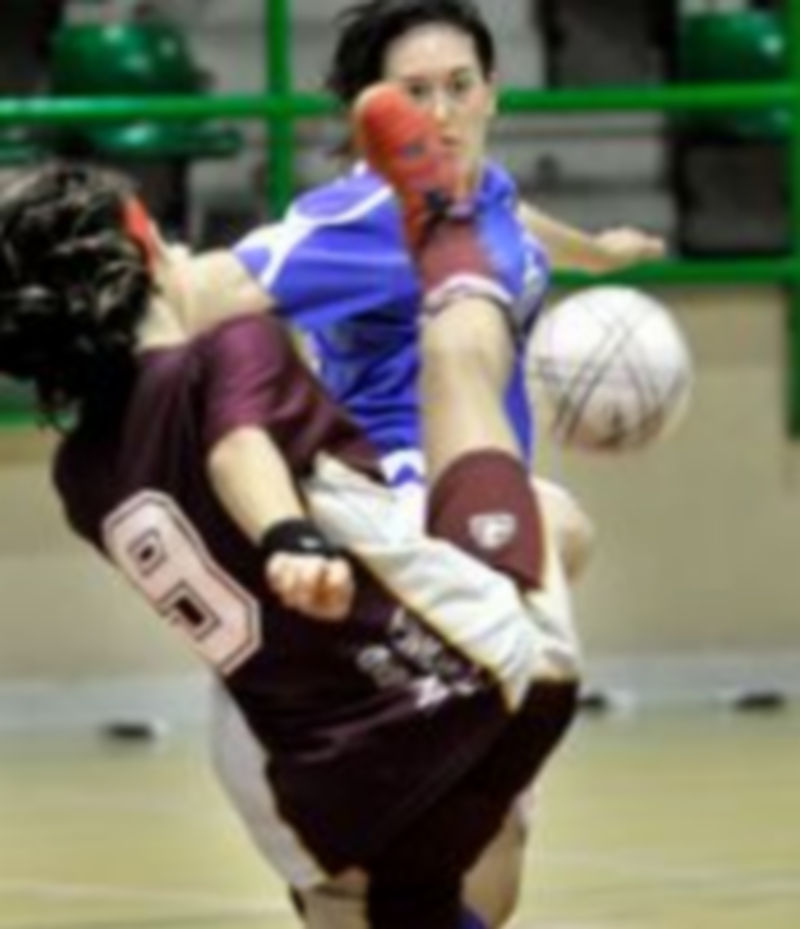 Una jugadora salmantina levanta la pierna ante una segoviana. /KAMARERO