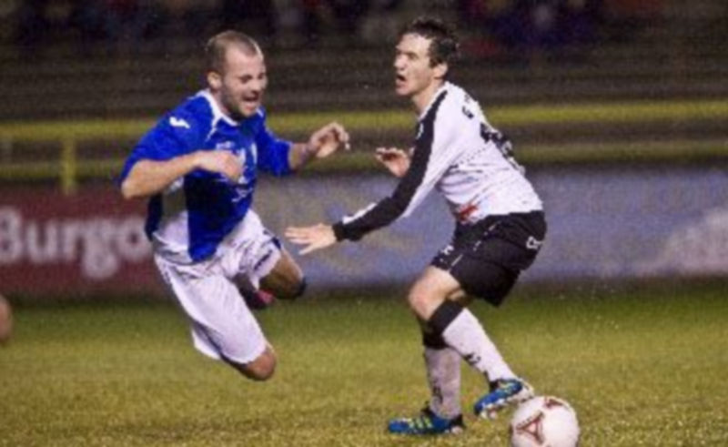 El segoviano Víctor Roldán cae ante la presencia de un rival del Burgos