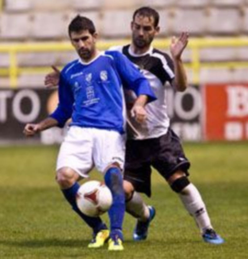 Otero trata de controlar la pelota ante la presión de un rival. / Diario de Burgos