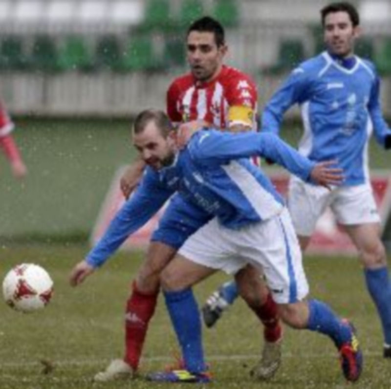 El centrocampista segoviano Víctor Roldán es agarrado por el hombro por un rival del Atlético Bembibre