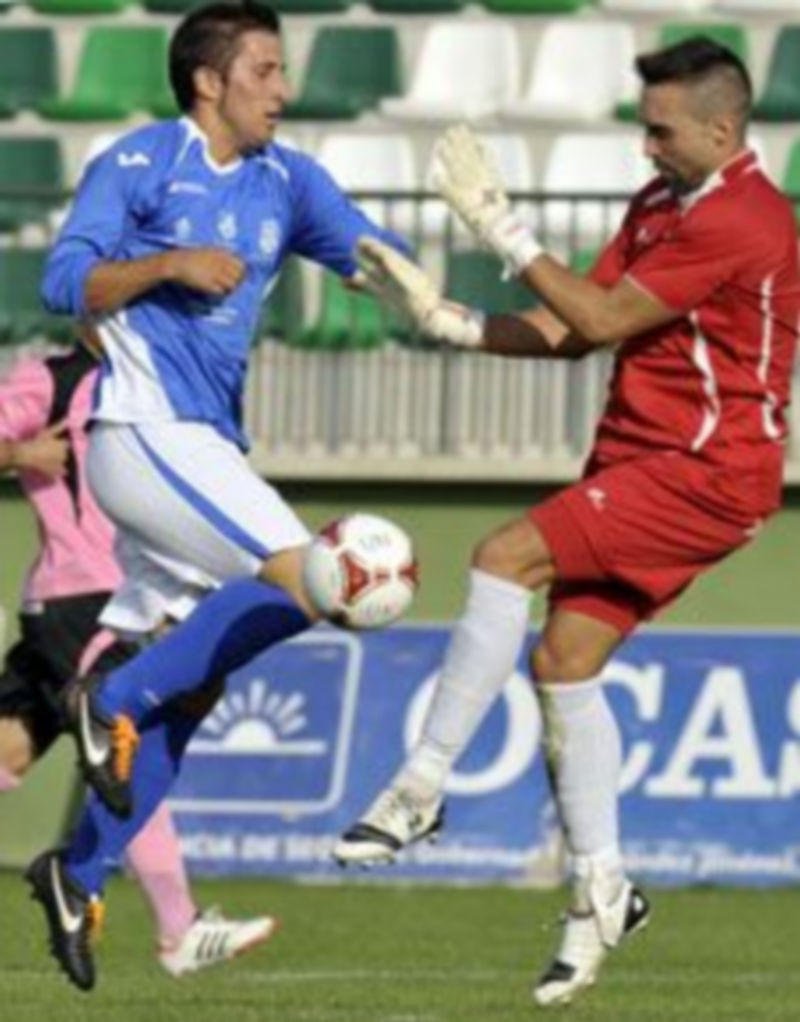 Ni Juanlu (en la foto) ni Otero estuvieron acertados en el ataque segoviano y no pudieron marcar ningún gol. / Juan Martín