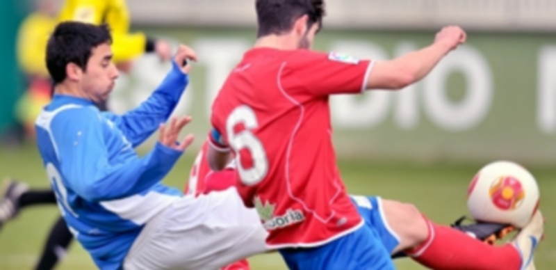 El segoviano Quino y el soriano Gallardo golpean a la vez el balón