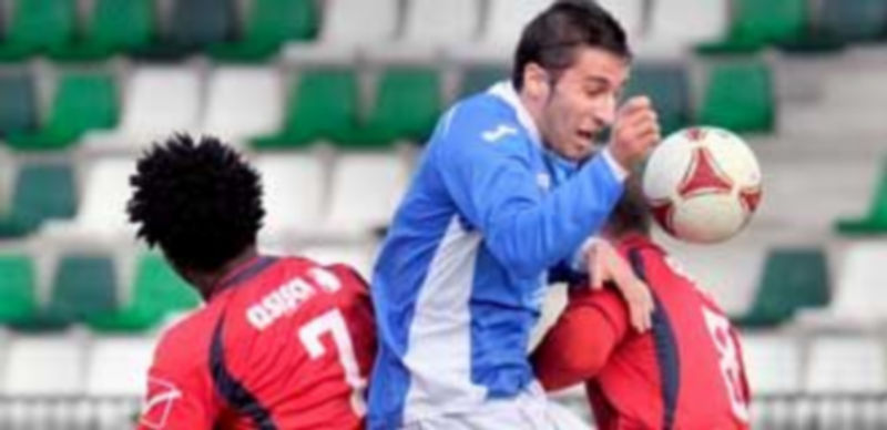 El delantero segoviano Juanlu salta entre los rivales Jean Claude (dorsal 7) y Aarón (el 8)