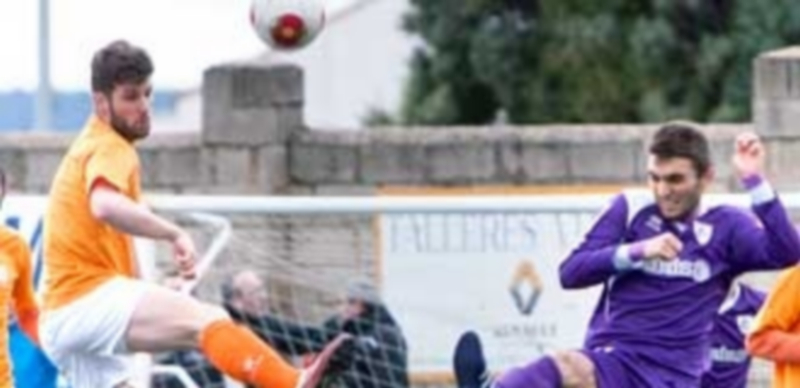 Maroto despeja un balón en un momento del encuentro. / Diario Palentino