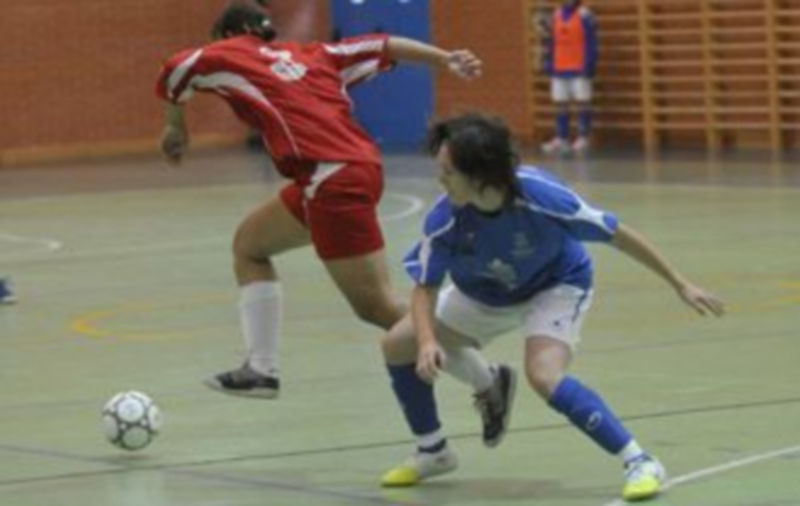 Una rival escapa de la defensa de la segoviana Tamara. / A. Benavente