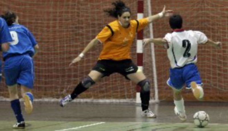 La guardameta del Unami tapa la portería para intentar detener el inminente lanzamiento de una rival. / J. Martín