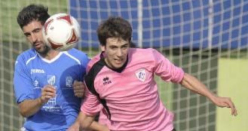 Otero golpea el balón con la cabeza durante el partido de la primera vuelta. / J. M.