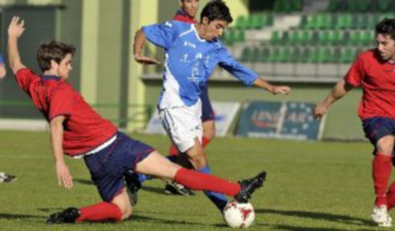 Jugada del partido de la primera vuelta en La Albuera entre el Unami y el Club Deportivo La Granja