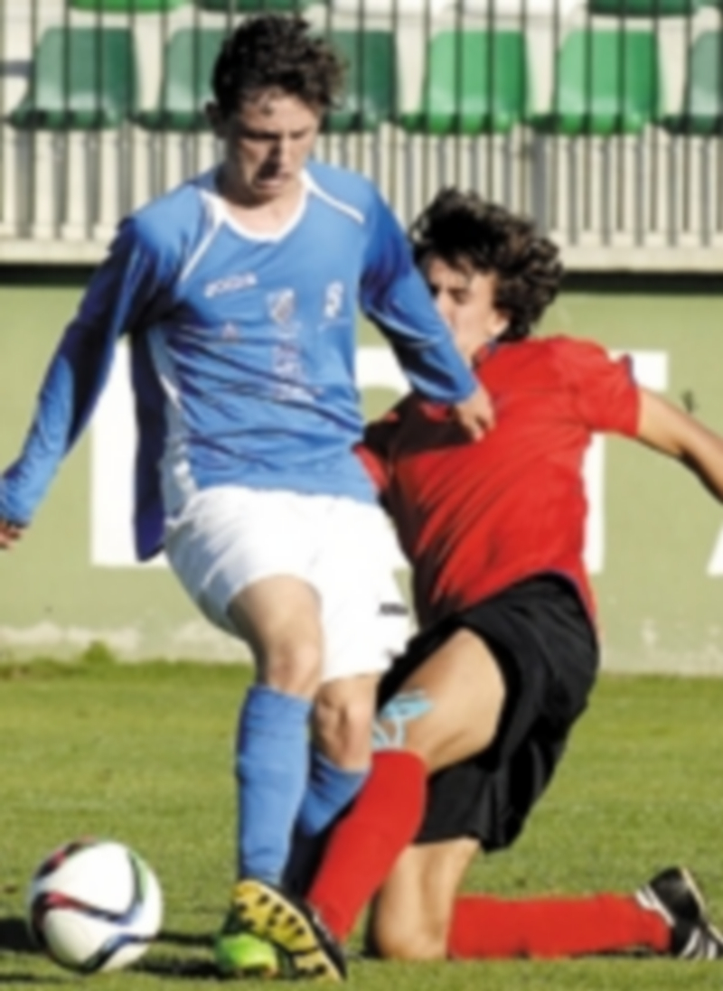 Santi Marina logra despejar el balón ante el intento de regate de Aguirre. / Juan Martín