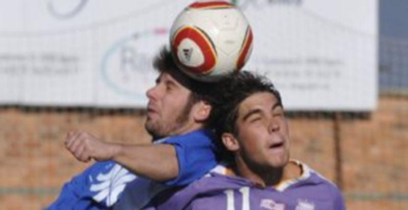 Un jugador segoviano y otro palentino luchan un balón por alto. / Juan Martín