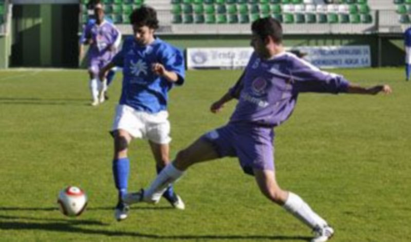 Un rival intenta parar al segoviano Felipe durante un partido anterior del Unami en La Albuera. / Juan Martín