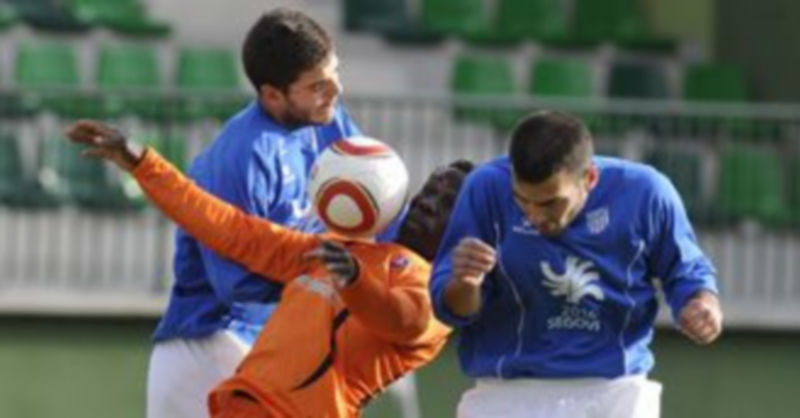 El delantero burgalés Raymond trata de controlar el balón ante la presión de Laruso y Fran. / Juan Martín