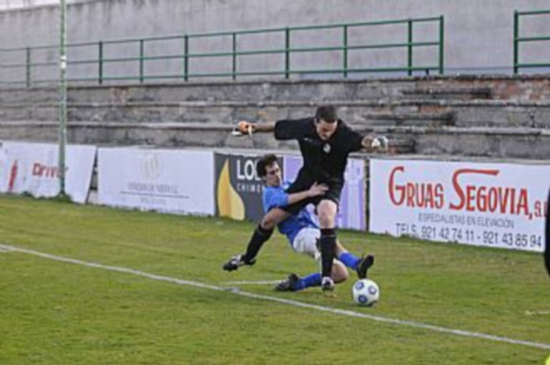 El segoviano Felipe intenta llegar sin éxito a un balón