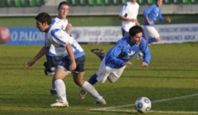 Seta cae tras la entrada de un contrario en un momento del encuentro disputado ayer. / Juan Martín