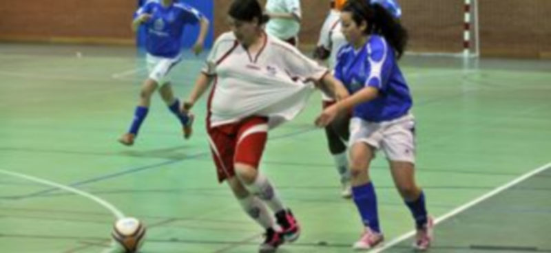 Martita intenta impedir el avance de una contraria sujetándola por la camiseta. / J.M.