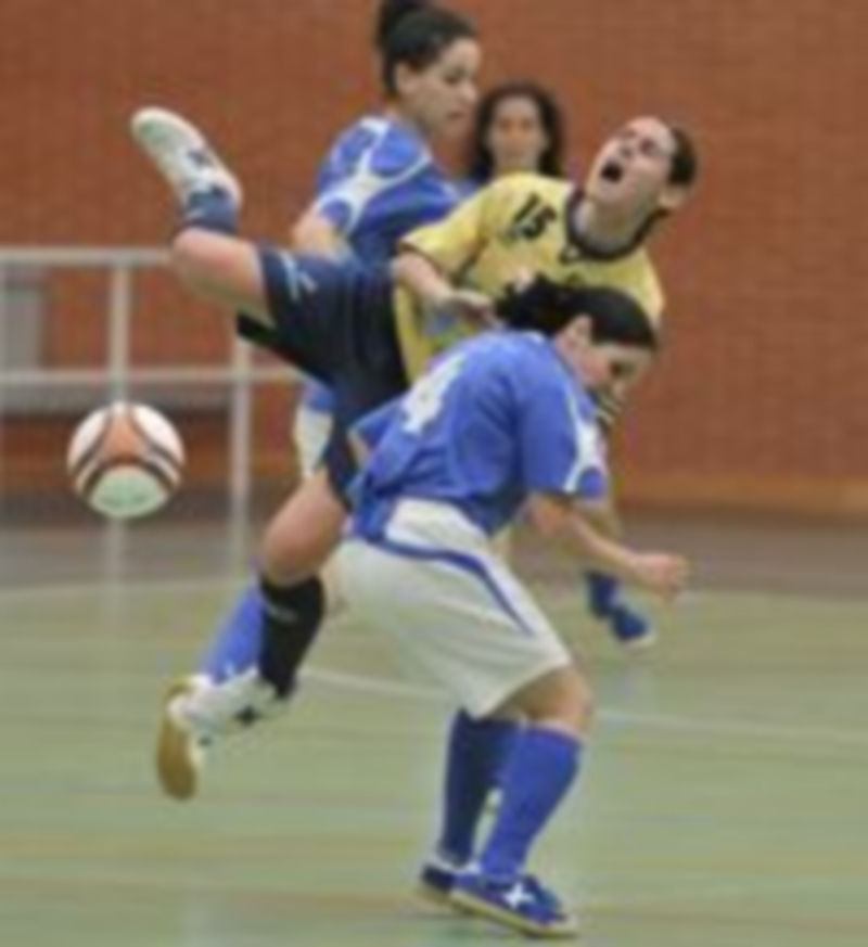 Choque entre la gallega Begoña Fraguas y la segoviana Laura Llorente. / J. Martín