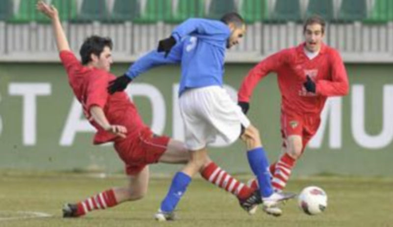 El segoviano Álex intenta escapar con el balón controlado entre dos rivales de la Cebrereña. / Juan Martín.